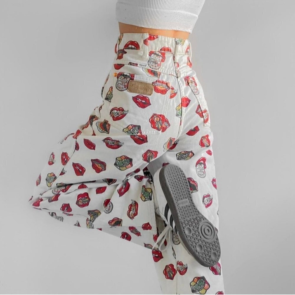 NWT Wrangler Barrel Jeans in Read my Lips print - Picture 4 of 11